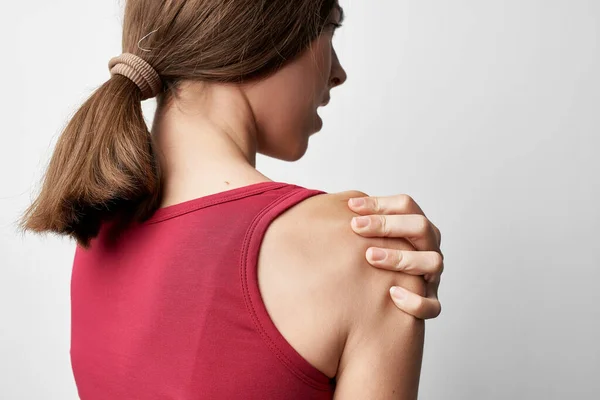 Kırmızı tişörtlü kadın eklem iltihabı, eklem iltihabı, tedavi sorunları — Stok fotoğraf