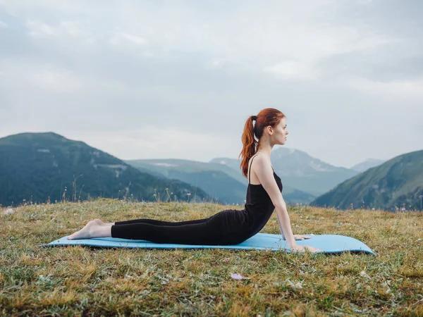 Dağlarda yoga yapan kadın doğa sağlığı. — Stok fotoğraf