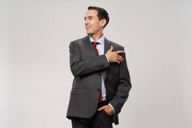 Takım elbiseli iş adamı. Kendine güvenen yönetici ofisi.