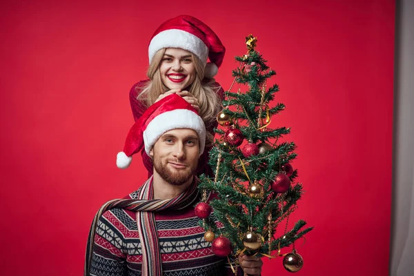 Alegre jovem casal Natal decoração brinquedos ano novo — Fotografia de Stock