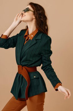 Güneş gözlüklü kadın bej arka plan kırpılmış görünüm