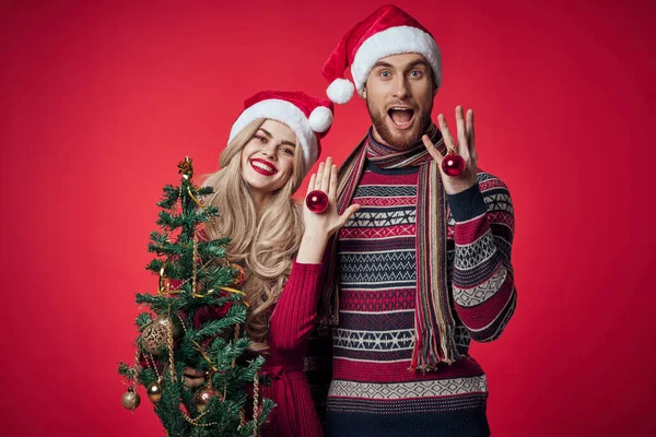 Homme et femme sont debout à côté de cadeaux de Noël Nouvel An vacances — Photo