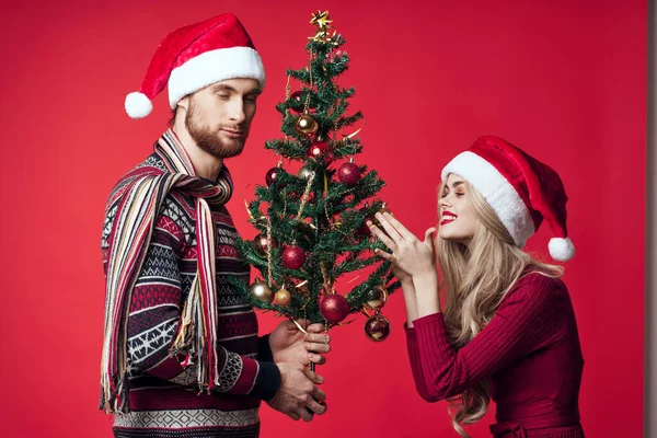 Fröhliche verheiratete Paare Weihnachtsgeschenke neues Jahr roter Hintergrund — Stockfoto