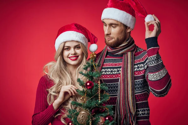 Веселый мужчина и женщина Рождественские украшения игрушки романтика — стоковое фото