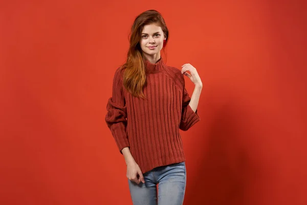 Γυναίκα σε κόκκινο πουλόβερ διακόσμηση στούντιο κόκκινο φόντο — Φωτογραφία Αρχείου