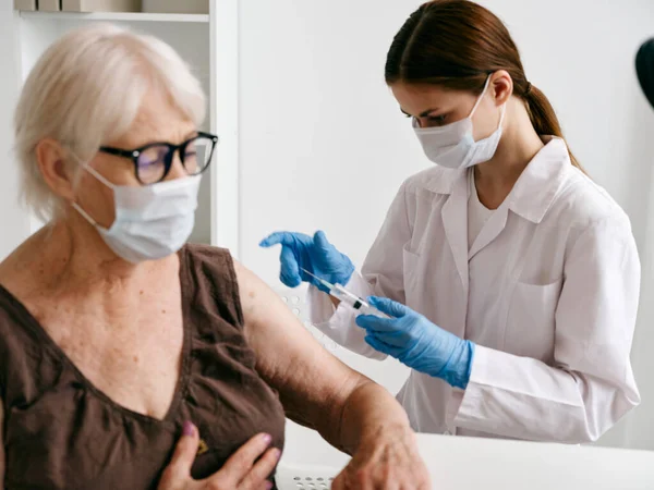 Mujer anciana y enfermera tratamiento hospitalario coronavirus epidemia — Foto de Stock