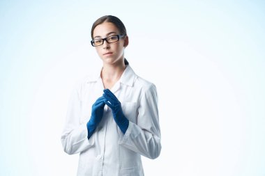 Kadın doktor emix beyaz önlük takip ışık arka plan