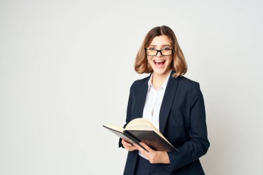 Takım elbiseli iş kadını iş yöneticisi başarısı