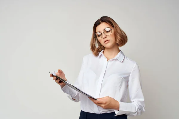 Ділова жінка в білій сорочці документи менеджера роботи — стокове фото
