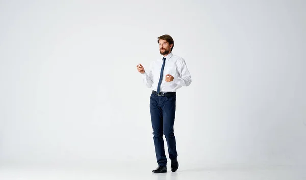 Бизнесмен с галстуком, позирующий менеджеру моды — стоковое фото