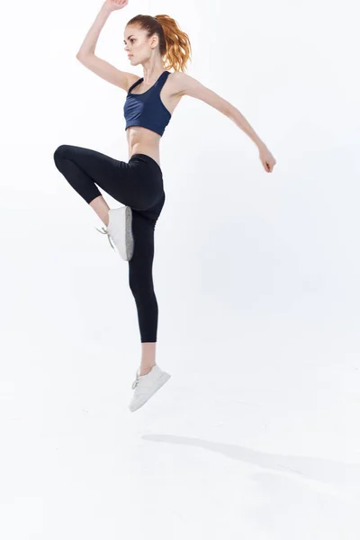 Mujer deportiva saltando jogging ejercicio de entrenamiento — Foto de Stock