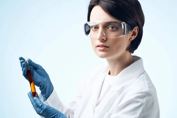 Mulher assistente de laboratório biologia análise de pesquisa científica — Fotografia de Stock