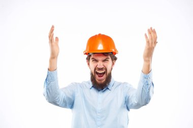 Sakallı adam elinde belgelerle stüdyonun el hareketlerini çiziyor.