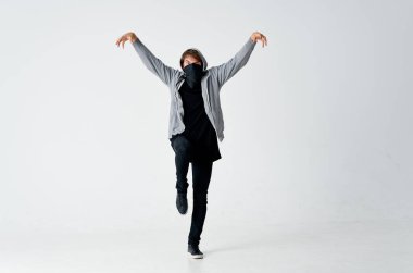 Hırsız adam yüzünü gizliyor.