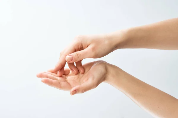 Womens händer grädde hudvård fuktgivande dermatologi — Stockfoto