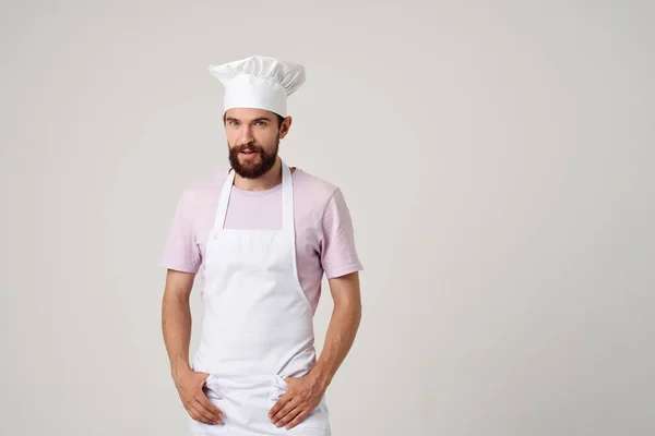 Cuoco di sesso maschile con un cappello sulla sua testa di cottura professione servizio di lavoro — Foto Stock