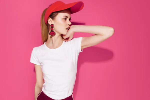 빨간 모자를 쓰고 핑크 색옷을 입은 명랑 한 여자 — 스톡 사진