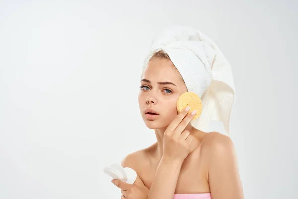 Wanita cantik dengan bahu telanjang spons kulit bersih kesehatan latar belakang cahaya — Stok Foto