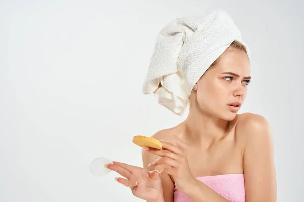 Ładna kobieta z ręcznikiem na głowie zdrowie czysta skóra dermatologia czyszczenia — Zdjęcie stockowe