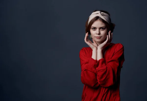 Mulher Elegante Vestido Vermelho Com Bandagem Posando Fundo Escuro Foto — Fotografia de Stock