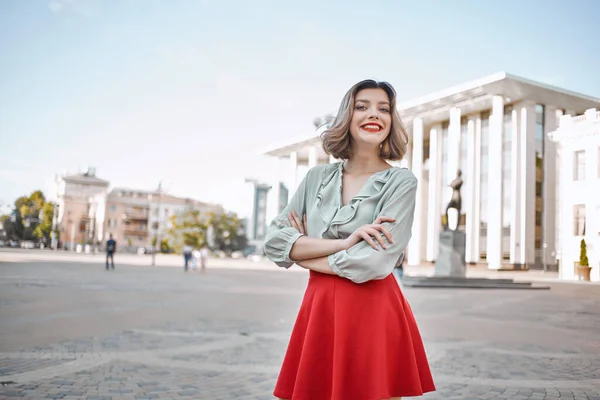 Nettes Blondes Mädchen Mit Roten Lippen Posiert Draußen Der Stadt — Stockfoto
