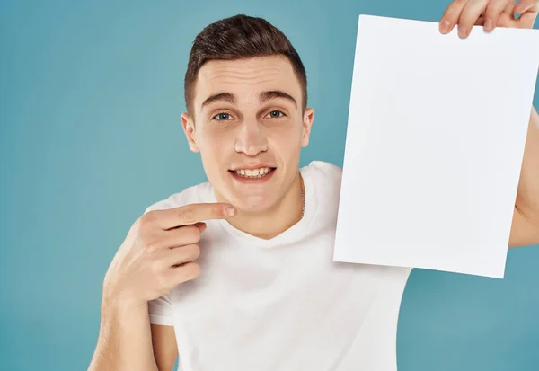 Man met wit vel papier leuk blauw achtergrond — Stockfoto
