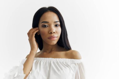 Beyaz elbiseli güzel bir kadın Afrikalı gibi görünüyor.