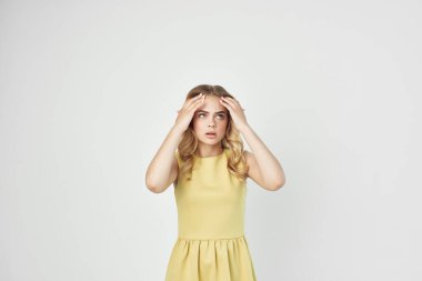 Sarışın, çekici poz veren, modaya uygun giyinmiş.