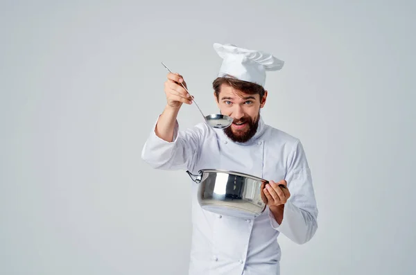 Chef masculino com uma panela em suas mãos trabalho profissional cozinha estilo de vida — Fotografia de Stock