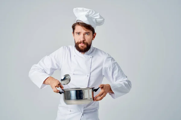 Barbuto Chef Maschile Con Una Casseruola Mano Cucinare Cibo — Foto Stock