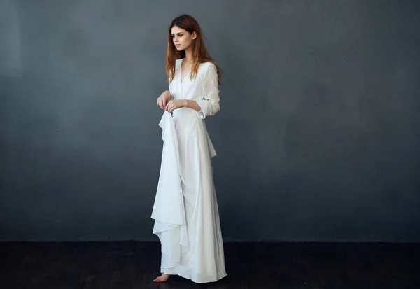 Mujer Vestido Blanco Posando Sobre Fondo Oscuro — Foto de Stock