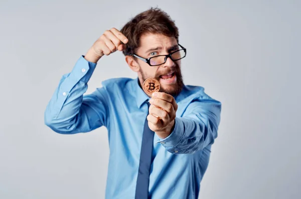 Hombre Negocios Camisa Con Bitcoin Criptomoneda — Foto de Stock