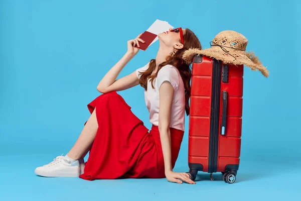 Femme Avec Valise Rouge Assise Sur Sol Avec Passeport Billets — Photo