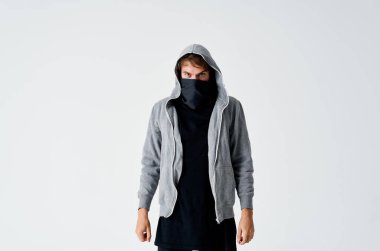 Maskeli bir adam. Soygun, anonim suç.