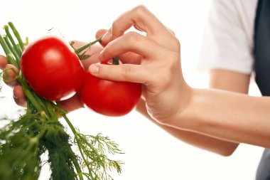 Domatesli sebzeler salatayı organik yapıyor.