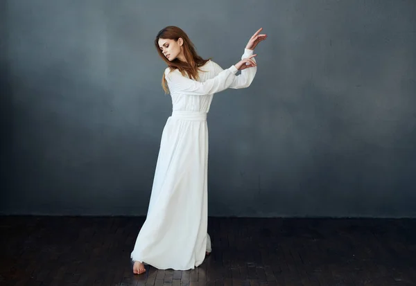 Alegre bonita mujer en vestido blanco elegante estilo danza rendimiento — Foto de Stock