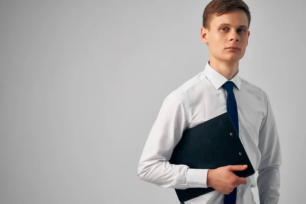 Homem de negócios camisas com papel de gravata estúdio de escritório — Fotografia de Stock