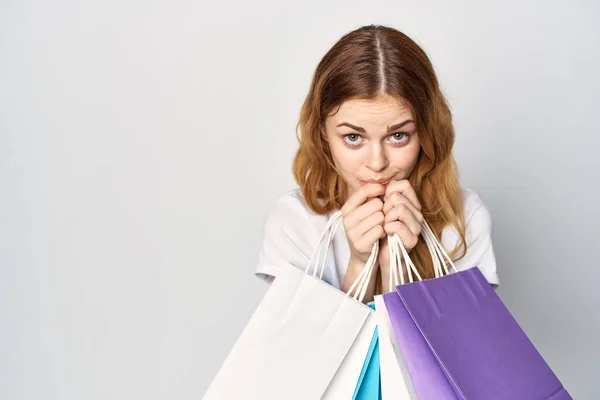 Γυναίκα με πολύχρωμα πακέτα συναισθημάτων ψώνια Shopaholic lifestyle — Φωτογραφία Αρχείου