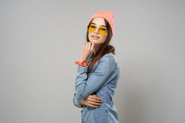 Pembe şapkalı güzel kadın moda stüdyosu.