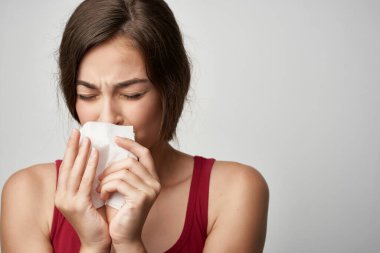 Çekiç gibi soğuk burun akıntısı olan kadın sağlık sorunları