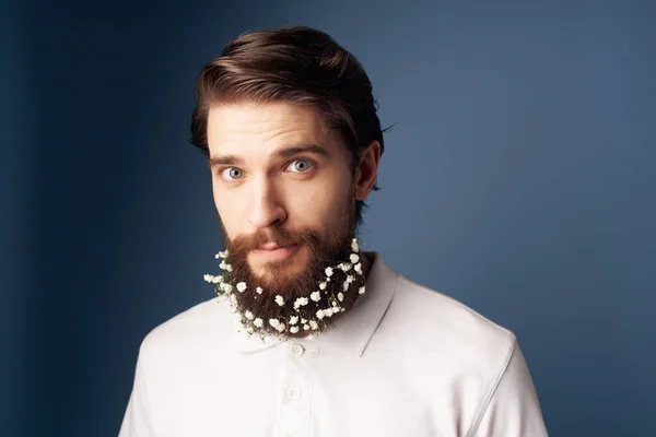 Schöner Mann im weißen Hemd blüht in einem Bart Ökologie Friseur — Stockfoto