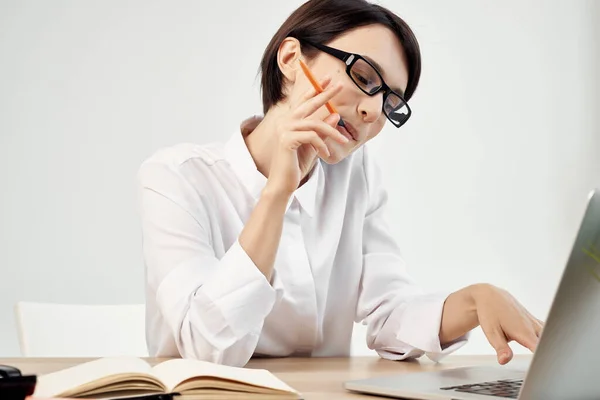 Mulher em traje na frente de documentos do laptop Professional Job isolado fundo — Fotografia de Stock