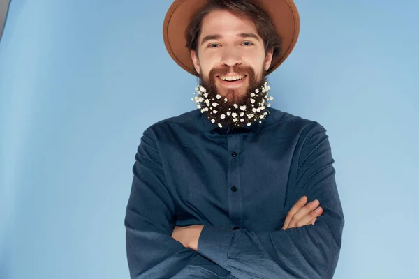 Hombre alegre en una camisa con un sombrero de flores de moda en una barba —  Fotos de Stock