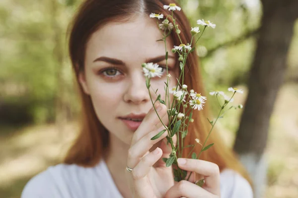 Hübsche Frau mit Blumen Lifestyle Sommer — Stockfoto