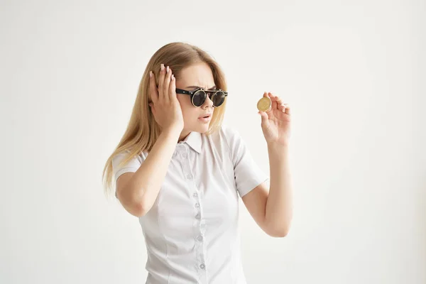 Vrouw met bril cryptogeld Bitcoin in de handen van technologie financiën — Stockfoto