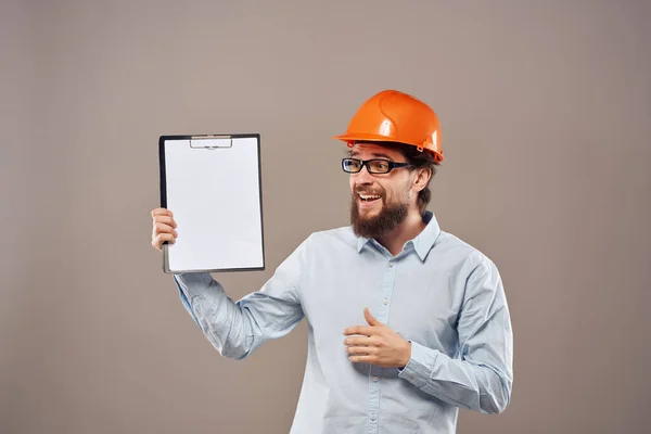 Uomo barbuto casco arancione sulla testa Studio mano gesto — Foto Stock