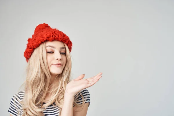 Schöne Frau in einem gestreiften T-Shirt Red Hat hellen Hintergrund — Stockfoto