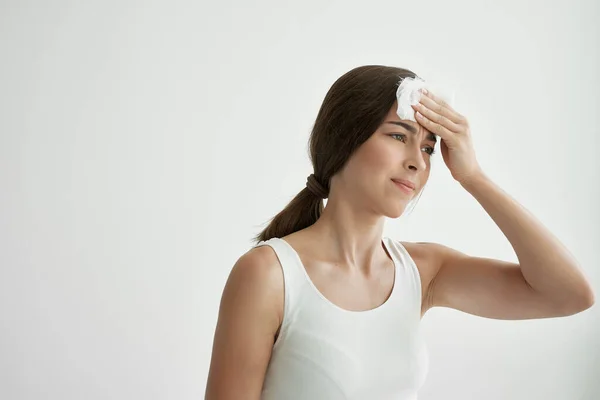 Vrouw in wit t shirt gezondheidsproblemen levensstijl koud — Stockfoto