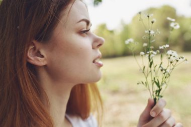 Güzel kadın seyahat tatil bitkileri Yaşam tarzı yaz