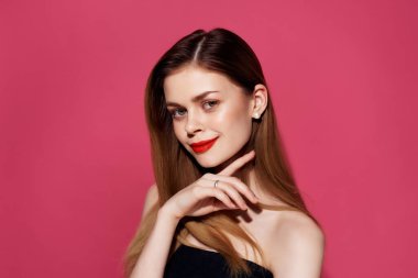 Güzel kadın Kırmızı dudaklar makyaj süslemeleri yapıyor